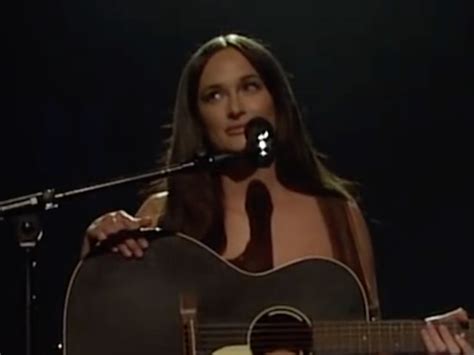 Kacey Musgraves is the first musician to ever perform fully nude。